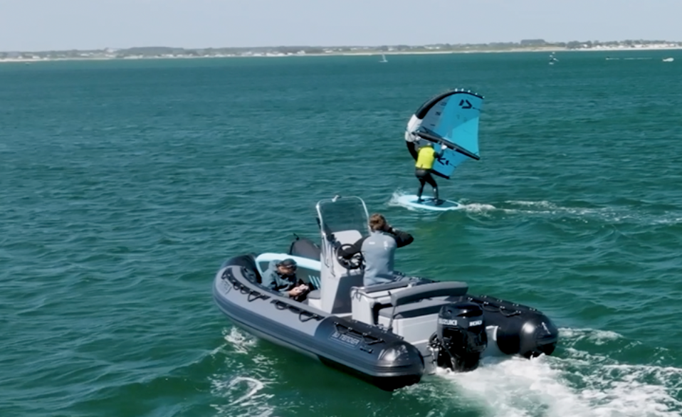 cours wingfoil en bateau baie de quiberon